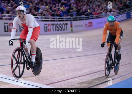 Berlin, Deutschland. Februar 2020. Radsport/Bahn, Weltmeisterschaften: Sprint, Viertelfinale der Männer, Rennen 2: Mateusz Rudyk aus Polen (l) auf der Strecke neben Matthijs Buchli aus den Niederlanden. Credit: Sebastian Gollnow / dpa / Alamy Live News Stockfoto