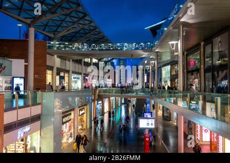 Die drei Ebenen von Liverpool ONE Shopping Centre in der Nacht Stockfoto