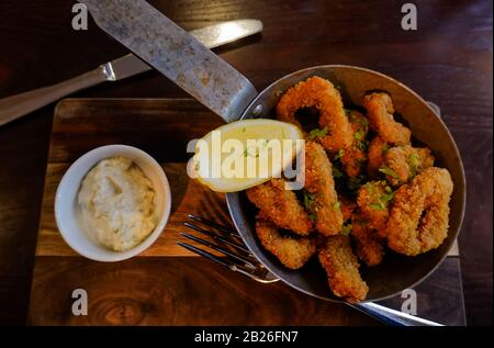 Knusprige gebratene Calamari mit würzigem Knoblauch und Zitronenmayonnaise Stockfoto