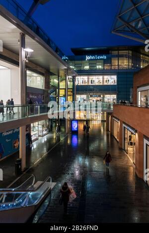 John Lewis Kaufhaus in Liverpool EIN Einkaufszentrum in der Nacht Stockfoto