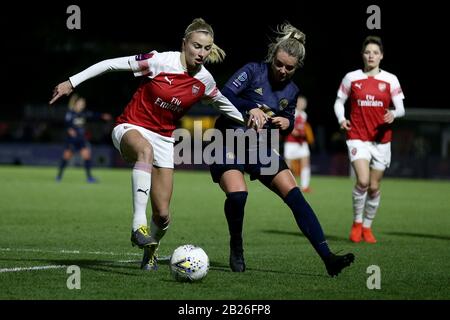 Leah Williamson von Arsenal und Mollie Green von Manchester Udd während der Arsenal Women gegen Manchester United Women, FA WSL Continental Tyres Cup Football A Stockfoto