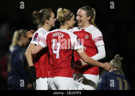 Vivianne Miedema von Arsenal (L) erzielt das zweite Tor für ihr Team und feiert mit ihren Teamkollegen während der Arsenal-Frauen gegen Manchester United Stockfoto