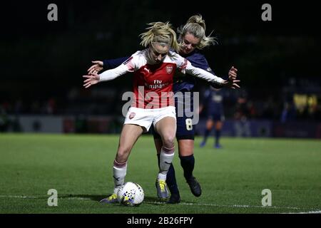 Leah Williamson von Arsenal und Mollie Green von Manchester Udd während der Arsenal Women gegen Manchester United Women, FA WSL Continental Tyres Cup Football A Stockfoto