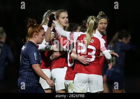 Vivianne Miedema von Arsenal (C) erzielt das zweite Tor für ihr Team und feiert mit ihren Teamkollegen während der Arsenal-Frauen gegen Manchester United Stockfoto