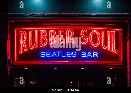 Die Neon-Schild markiert den Eingang zur Rubber Soul Beatles Bar in der Mathew Street in Liverpool Stockfoto