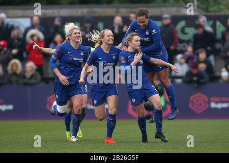 Erin Cuthbert von Chelsea (22) erzielt das zweite Tor für ihr Team und feiert mit ihren Mannschaftskameraden während Arsenal Women vs Chelsea Women, FA Women's Stockfoto