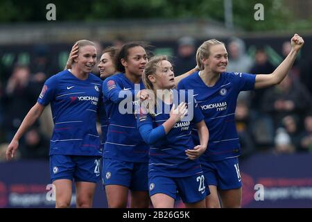 Erin Cuthbert von Chelsea (22) erzielt das zweite Tor für ihr Team und feiert mit ihren Mannschaftskameraden während Arsenal Women vs Chelsea Women, FA Women's Stockfoto