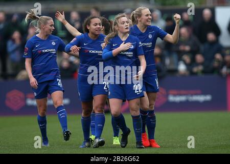 Erin Cuthbert von Chelsea (22) erzielt das zweite Tor für ihr Team und feiert mit ihren Mannschaftskameraden während Arsenal Women vs Chelsea Women, FA Women's Stockfoto