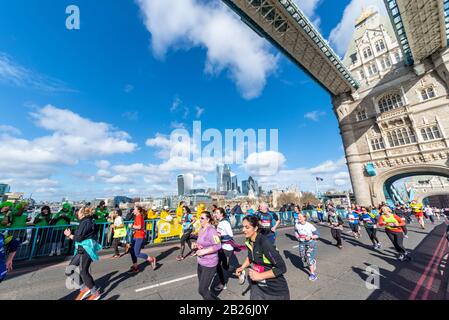 Tower Bridge, London, Großbritannien. März 2020. Die Vitality Big Half ist ein 21 km langer Halbmarathon, der eine Reihe von Marathonstandorten in London, einschließlich Crossing Tower Bridge, erreicht.