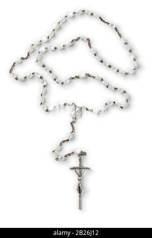 Der katholische Rosary wurde auf weißem Hintergrund isoliert Stockfoto