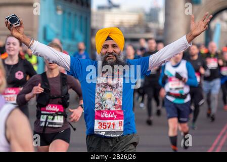 Tower Bridge, London, Großbritannien. März 2020. Die Vitality Big Half ist ein 21 km langer Halbmarathon, der eine Reihe von Marathonstandorten in London, einschließlich Crossing Tower Bridge, erreicht. Der Inder Manjit Singh läuft in Turban