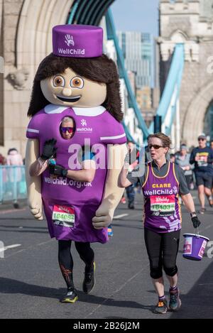 Tower Bridge, London, Großbritannien. März 2020. Die Vitality Big Half ist ein 21 km langer Halbmarathon, der eine Reihe von Marathonstandorten in London, einschließlich Crossing Tower Bridge, erreicht. Wellchild Charity Runners Anthony Chapman und Clare Fereday. Großes Schwesternkostüm. Sammeleimer Stockfoto