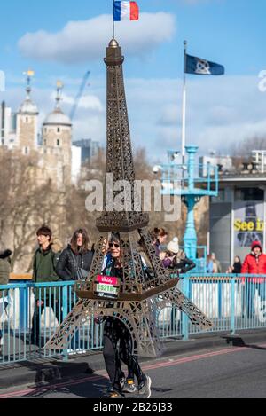 Tower Bridge, London, Großbritannien. März 2020. Die Vitality Big Half ist ein 21 km langer Halbmarathon, der eine Reihe von Marathonstandorten in London, einschließlich Crossing Tower Bridge, erreicht. Michel Bach läuft in großer Eiffelturm-Tracht