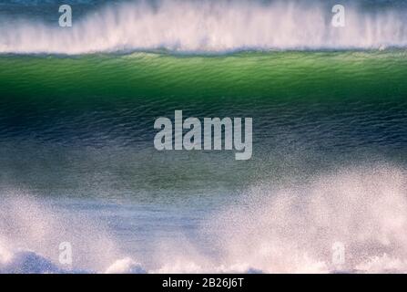 Wunderbare Wellen Surfen in diesem Urlaub und Surfziel Woolacombe Bay, Strand, Urlaubsziel, North Devon, Süd-West Stockfoto