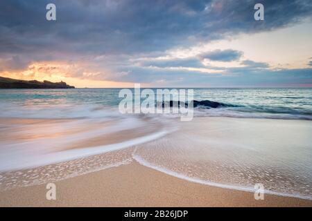 Porthmeor Beach St Ives, Cornwall, Surfstrand, künstlerische Cornwall, Cornwall Farben, Meer, Sand, Felsen, Surfen, Urlaubsziel, UK Reise, Stockfoto