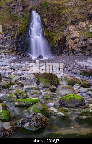 Wunderschöner Küstenwasserfall am malerischen Dorf Bucks Mills, Urlaubsziel, wunderschöner North Devon, Südwesten, Großbritannien Stockfoto