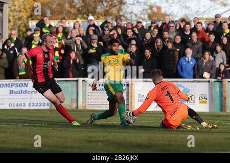 Ezra Ford of Hitchin wird von Ryan Boot of Solihull während Hitchin Town vs Solihull Moors bestreitet, Emirates FA Cup Football at Top Field am 11. November Stockfoto