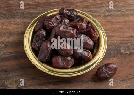 Metallschüssel mit iranischem Mazafati datieren auf einem Holztisch in der Nähe zum Dessert Stockfoto