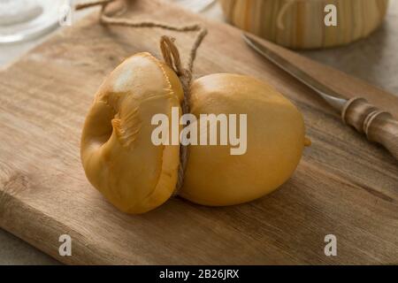 Ganz Italiener Scamorza Affumicata schließen sich auf einer Schneideplatte an Stockfoto