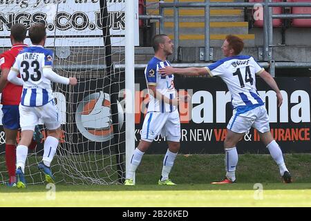Liam Noble von Hartlepool United erzielt vom Strafpunkt aus das zweite Tor für sein Team und feiert während Dagenham & Redbridge vs. Hartlepool Uni Stockfoto
