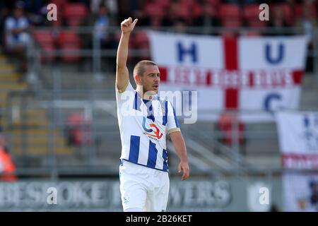 Liam Noble von Hartlepool United erzielt vom Strafpunkt aus das zweite Tor für sein Team und feiert während Dagenham & Redbridge vs. Hartlepool Uni Stockfoto