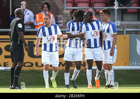 Liam Noble (L) von Hartlepool United erzielt vom Strafpunkt aus das zweite Tor für sein Team und feiert mit seinen Teamkollegen während Dagenham & Red Stockfoto