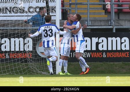 Liam Noble von Hartlepool United erzielt vom Strafpunkt aus das zweite Tor für sein Team und feiert während Dagenham & Redbridge vs. Hartlepool Uni Stockfoto