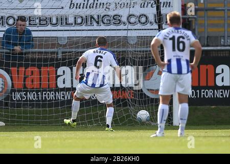 Liam Noble von Hartlepool United erzielt vom Strafpunkt aus das zweite Tor für sein Team und feiert während Dagenham & Redbridge vs. Hartlepool Uni Stockfoto