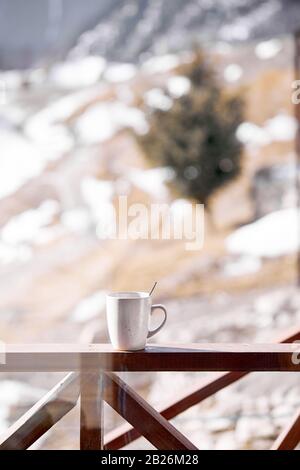 Kaffee auf dem Holzbalkon in den Bergen Stockfoto