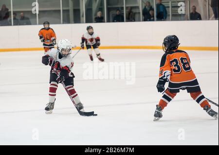 Tjumen, Russland - 14. April 2013: Hockeyturnierpreis A.P.Vahrin unter Kindermannschaften bis 9 Jahre. Spiel zwischen den Spartakovetc Stockfoto