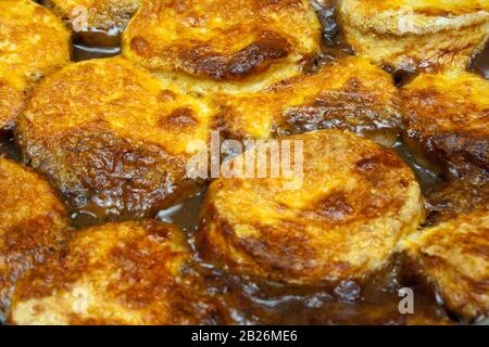 Backkäse Knödel auf einem Rindertopf mit mittlerer Schärfentiefe Stockfoto