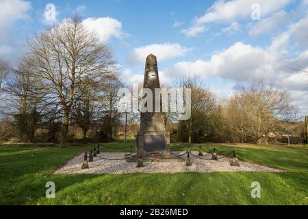 Leckhampstead war Memorial Clock erinnert an lokale Dorfbewohner, die im ersten Weltkrieg gekämpft und gestorben sind und aus geborgenen militärischen Gegenständen wie Hüllenfällen hergestellt werden Stockfoto