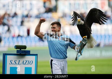 Rom, Italien. Februar 2020. Lazios Mascotte Olimpia mit dem Trainer beim italienischen Champions-Serie-A-Fußballspiel zwischen ss Lazio und Bologna FC am 29. Februar 2020 im Stadio Olimpico in Rom, Italien - Foto Federico Proietti/ESPA-Images Credit: European Sports Photographic Agency/Alamy Live News Stockfoto