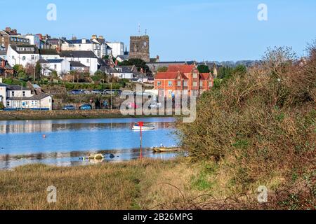 Blick vom Ufer des River Torridge in Richtung Bideford Police Station mit Booten auf dem Fluss, Bideford North Devon, Market Town, South West Stockfoto