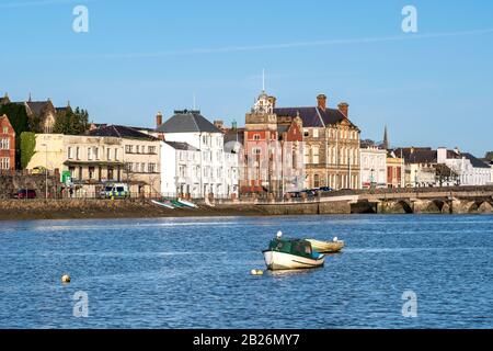 Blick vom Ufer des River Torridge in Richtung Bideford Bridge, Bibliothek und Brückengebäude, North Devon, South West, Großbritannien Stockfoto