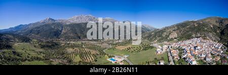 Panoramablick auf die Sierra de Grazalema vom Dorf Jimera de Libar in der Provinz Málaga, Andalusien, Spanien. Stockfoto