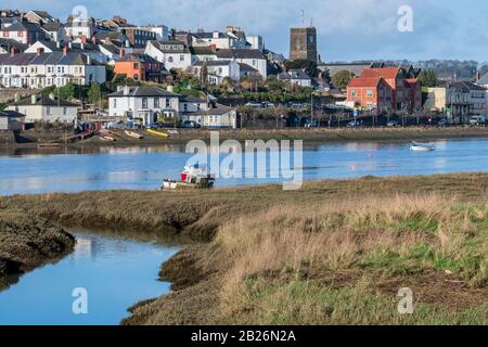 Blick von Osten auf das Wasser in Richtung Bideford Quay mit der Polizeistation und St Marys ChurchBideford North Devon, South West, Großbritannien Stockfoto