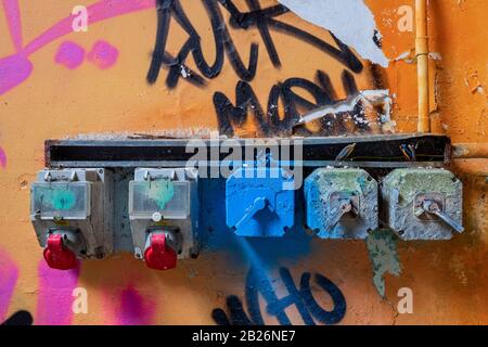 Vernachlässigte Gebäude, Spritzlackierkunst, Graffiti-Kunst, städtische Gebäude, verderbte Gebäude, Kunst, Graffiti-Künstler Stockfoto