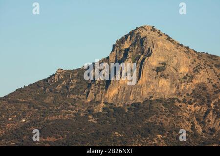 Landschaft von Zahara de la Sierra um das Dorf, Sierra de Grazalema bei Sonnenuntergang, Provinz Cádiz, Andalusien, Spanien. Stockfoto