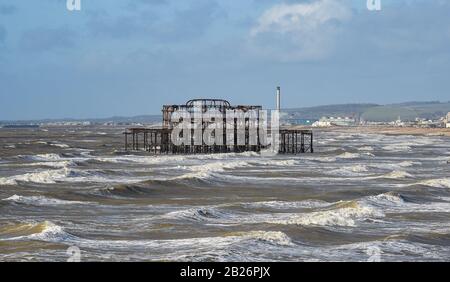 Brighton UK 1. März 2020 - Der West Pier in Brighton ist von rollenden Wellen umgeben, während das Schlussende von Storm Jorge Großbritannien verlässt. Kredit: Simon Dack / Alamy Live News Stockfoto