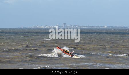 Brighton UK 1. März 2020 - Ein Küstenlifeboat stürzt durch Wellen am Brighton Beach ab, als das Schlussende von Storm Jorge Großbritannien verlässt. Kredit: Simon Dack / Alamy Live News Stockfoto