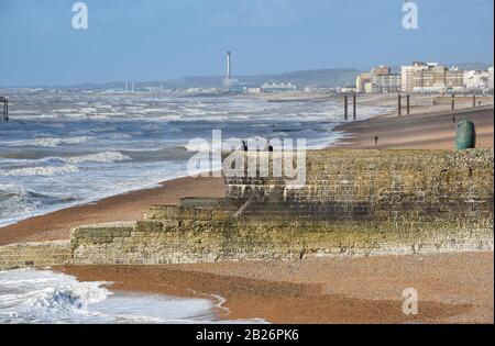 Brighton UK, 1. März 2020 - Es ist ein spannender Tag für einen Spaziergang entlang der Küste von Brighton, während das Schlussende von Storm Jorge Großbritannien verlässt. Kredit: Simon Dack / Alamy Live News Stockfoto