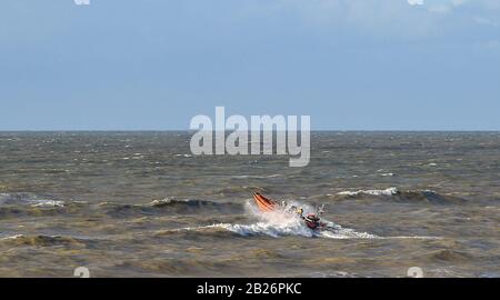 Brighton UK 1. März 2020 - Ein Küstenlifeboat stürzt durch Wellen am Brighton Beach ab, als das Schlussende von Storm Jorge Großbritannien verlässt. Kredit: Simon Dack / Alamy Live News Stockfoto