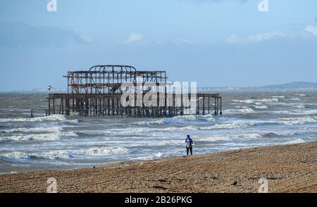 Brighton UK, 1. März 2020 - Es ist ein spannender Tag für einen Spaziergang entlang der Küste von Brighton am verderblichen West Pier vorbei, während das Schlussende von Storm Jorge Großbritannien verlässt. Kredit: Simon Dack / Alamy Live News Stockfoto