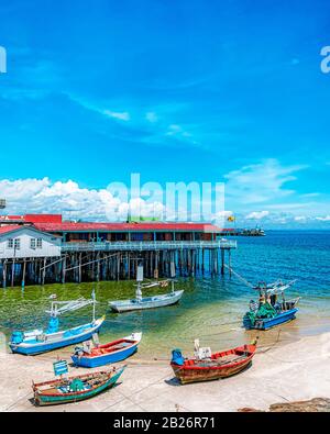 Einer der vielen Piers, die die Cafés und Restaurants von Hua hin in Thailand beherbergen. Stockfoto