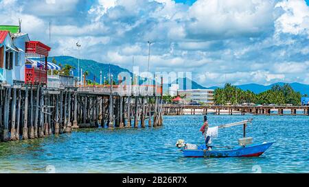 Einer der vielen Piers, die die Cafés und Restaurants von Hua hin in Thailand beherbergen. Stockfoto