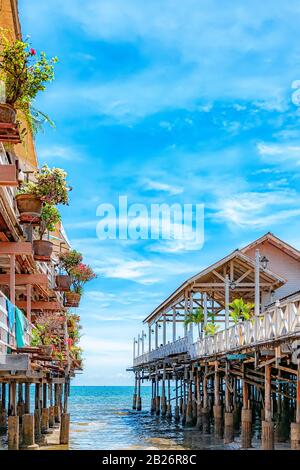 Zwei der vielen Piers, die die Cafés und Restaurants von Hua hin in Thailand beherbergen. Stockfoto