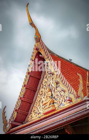 Verzierte Details am Dachgiebelabschluss eines Tempels in Thailand. Stockfoto