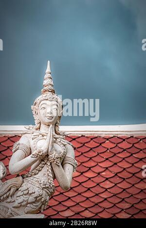 Verzierte Statue am Dachgiebelende eines Tempels in Thailand. Stockfoto