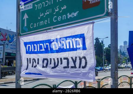 Haifa, Israel - 28. Februar 2020: Propagandazeichen der Rechten Likud-Partei auf dem Ziv-Platz, 3 Tage vor den Wahlen 2020 (3. In Folge), in Stockfoto